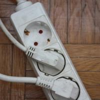 Ta �etrtek zjutraj ponovno vklopljena dva z dolgimi...kabli in lajtngo