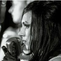 Clairy Browne & The Bangin Rackettes