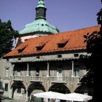 No kratkih juter in dan praznih vampov  Plenikov hram