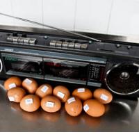 RADIO, DANES PA SAMO JAJCA PRODAJAŠ!